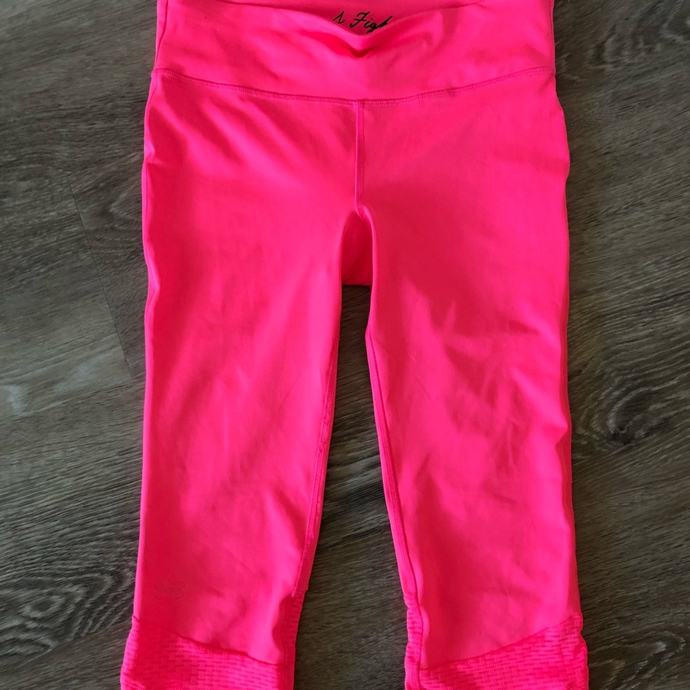 Under Armour medium hot pink capris pink ribbon